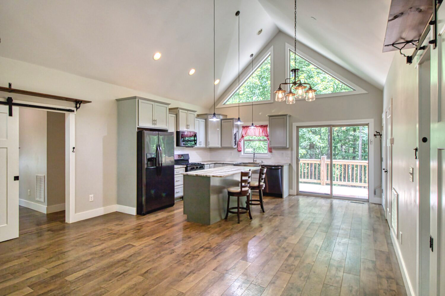 MLS #  4387731 | 3.09 acres | Cabin w/barn and fencing in gated Hearthstone Ridge