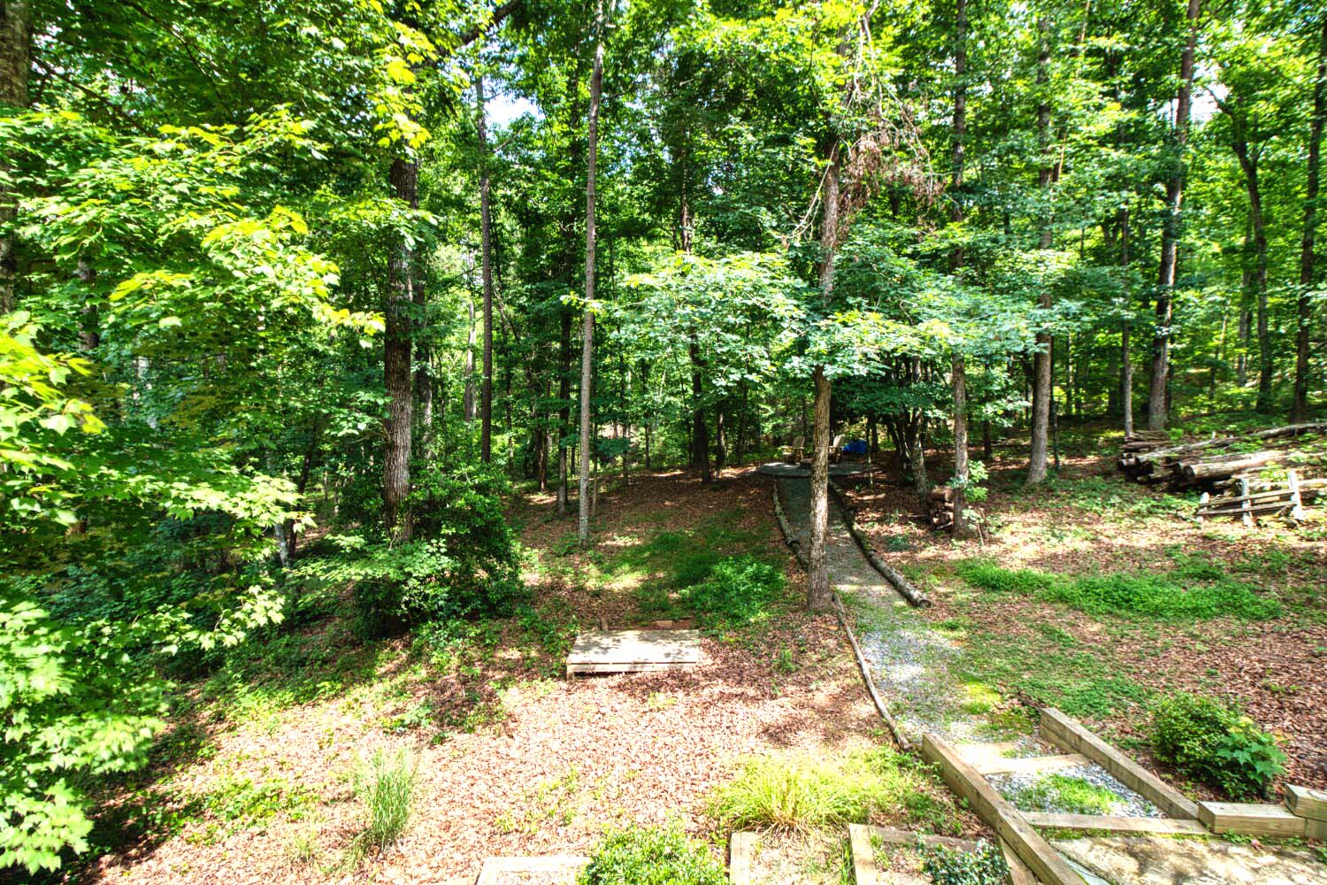 MLS #  4387731 | 3.09 acres | Cabin w/barn and fencing in gated Hearthstone Ridge