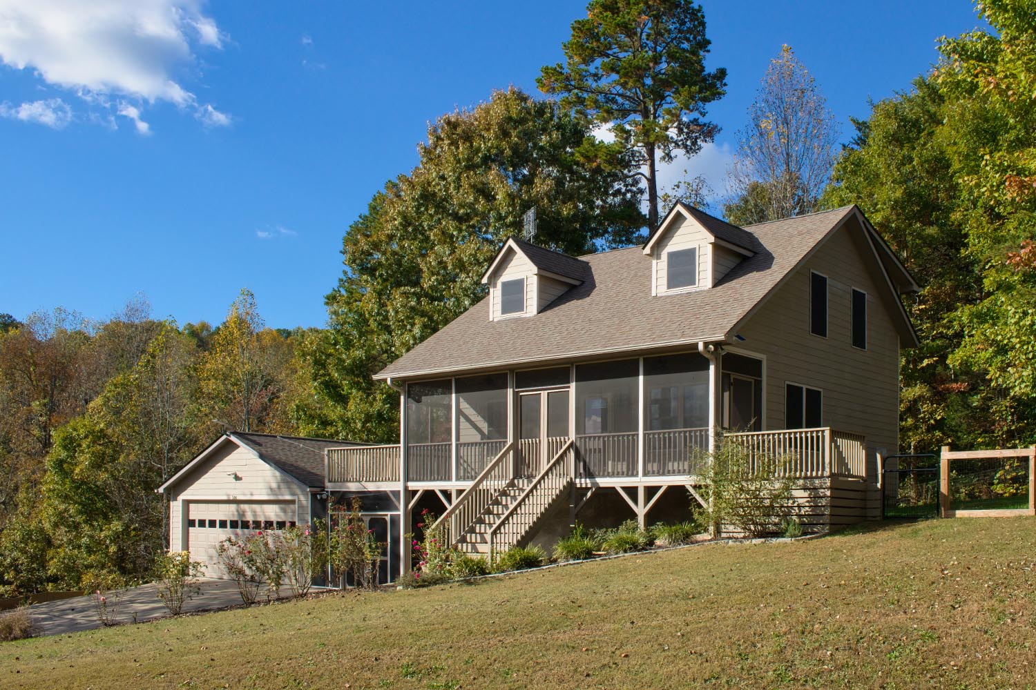 MLS # 4435771 | 1.37 acres | 3/2 fenced home w/large garage in gated Hearthstone Ridge