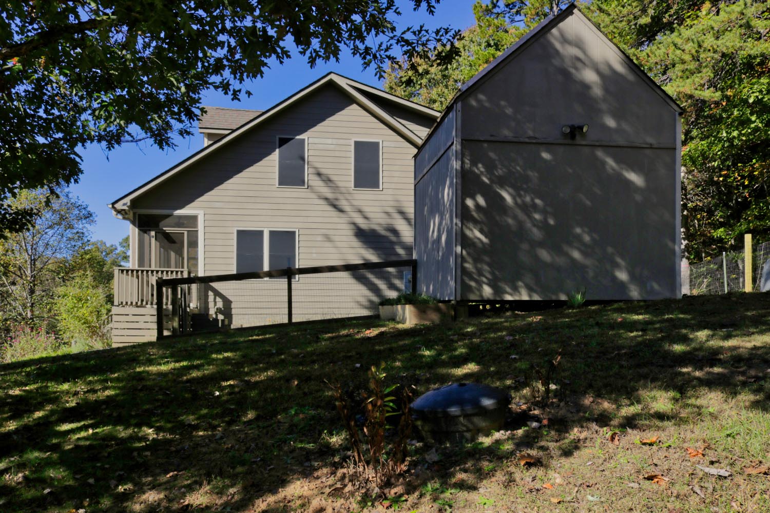 MLS # 4435771 | 1.37 acres | 3/2 fenced home w/large garage in gated Hearthstone Ridge