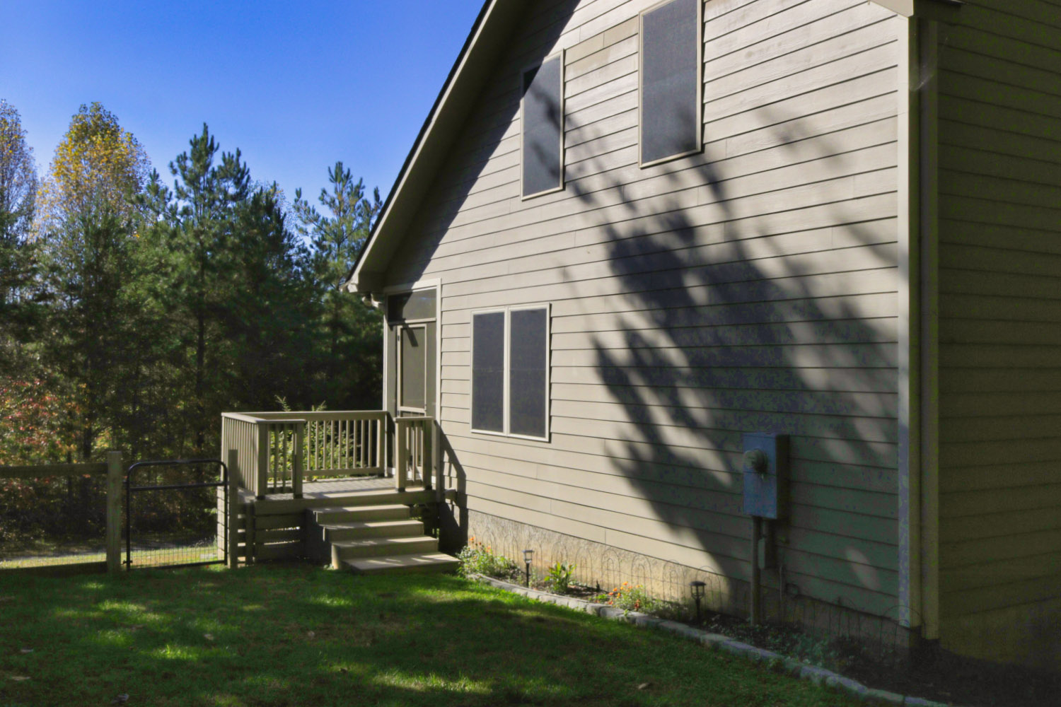 MLS # 4435771 | 1.37 acres | 3/2 fenced home w/large garage in gated Hearthstone Ridge